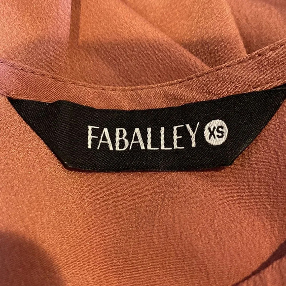 Z Faballey Women Extra Small Tunic Long Sleeve Faux Pearl Cuffs Back Slit Clasp - Picture 5 of 6